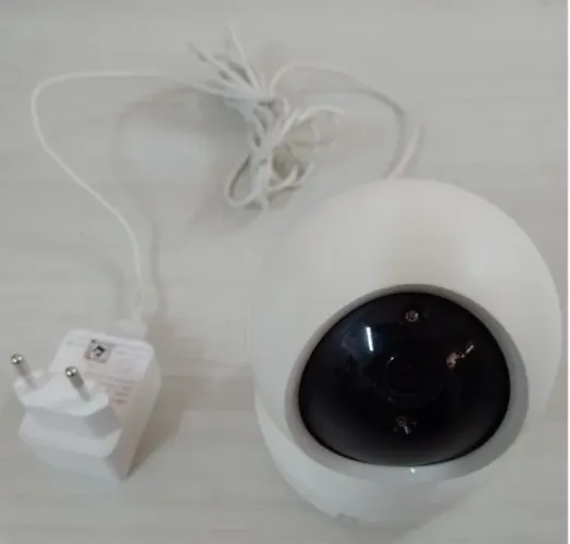 Câmera de vídeo-monitoramento EZVIZ com controle de giro.
