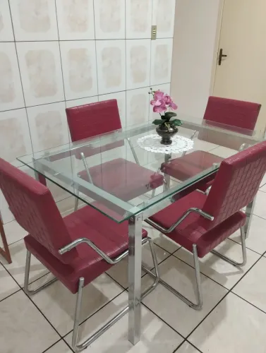 MESA DE JANTAR COM CADEIRAS EM COURO. LINDÍSSIMA!!