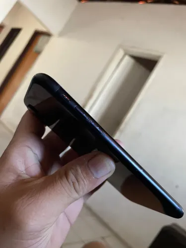 iPhone XR 64 gigas , fundo trincado..  
