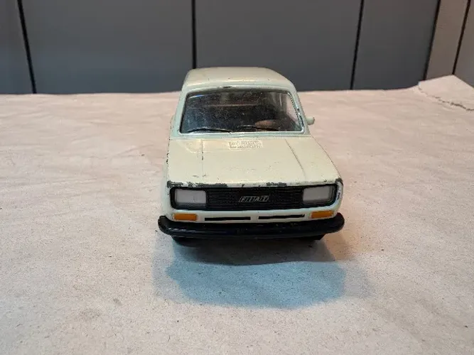 Carrinho Fiat 147 1/43 com defeito - leia