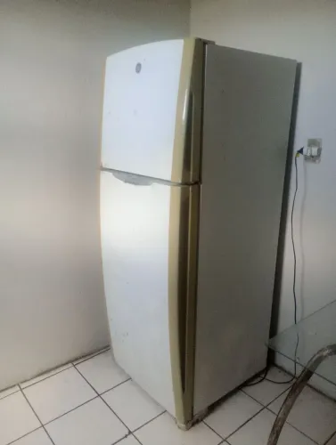 Geladeira GE Frost Free só gela no congelador