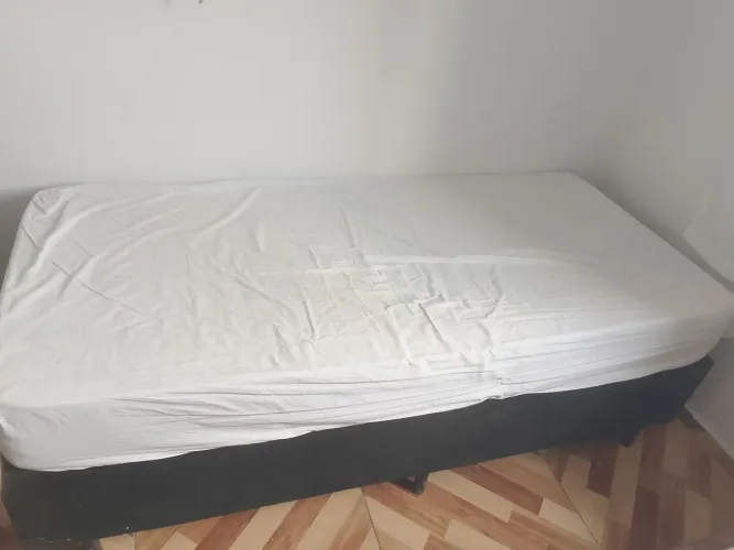 Vendo cama box e colchão solteiro