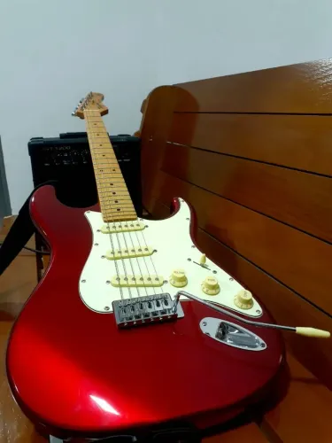 Guitarra Stratocaster nova, acompanha amplificador, cabos, pedaleira cuvave e pedaleira.