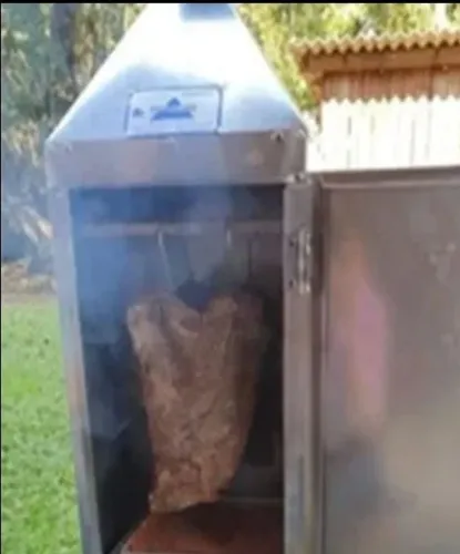 Defumador de linguiça e carnes