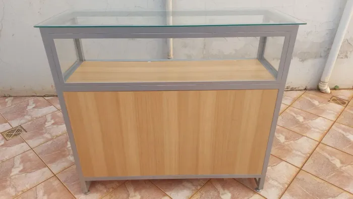 Balcão Vitrine com Prateleiras
