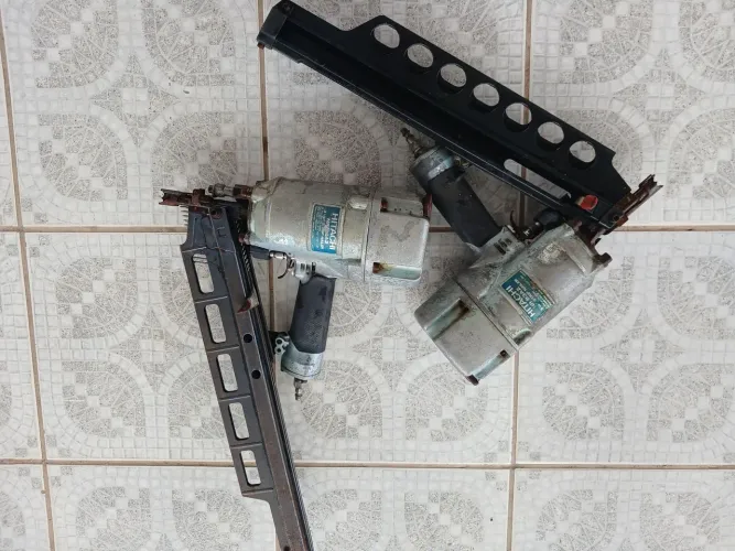 Vendo duas Pistolas pneumática usadas da marca Hitachi mais 4 caixas de pregos.
