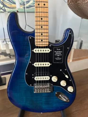 Guitarra Fender Player II Stratocaster HSS Plus Top - Blue Burst (Edição Limitada)