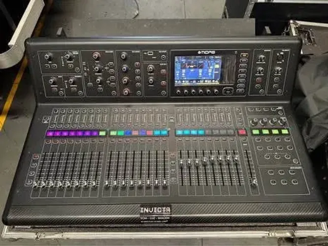 Mesa de Som 32 canais com case Digital Midas M32 Semi-nova pego mesa digital