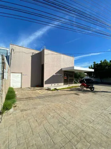 CASA COMERCIAL COM 8 VAGAS DE GARAGEM DESCOBERTA NO BAIRRO DE FÁTIMA.
