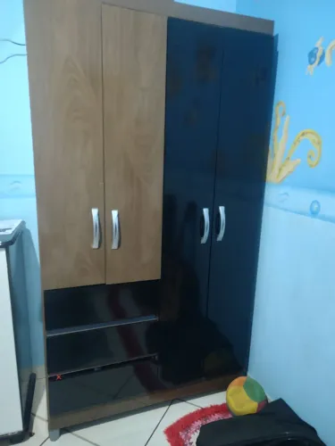 Guarda-roupa pequeno