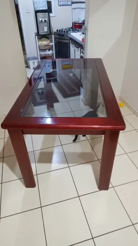 Mesa de madeira tampo de vidro e 6 cadeiras