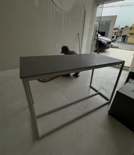 Mesa Metalon para lojas