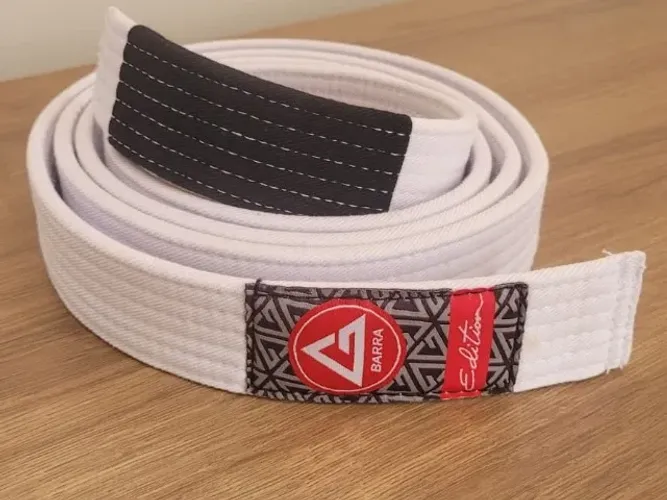 Faixa branca Gracie Barra Jiu Jitsu