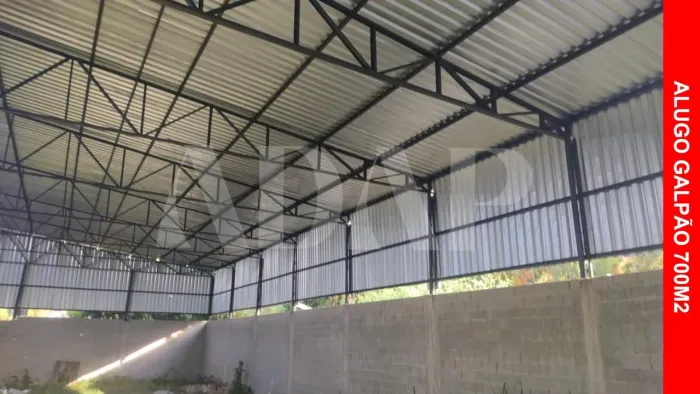 Alugue agora um galpão comercial com 700m² na Barra de Guaratiba, Rio de Janeiro-RJ!