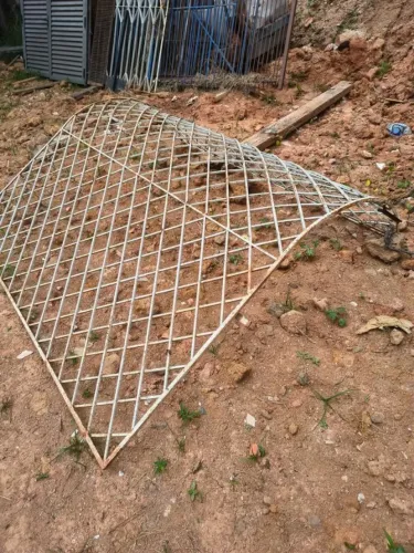 Vendo grade antiga de ferro arqueada