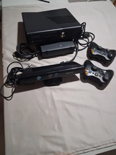 Xbox 360 Slim 250GB Bloqueado com Kinect, 2 Controles Originais e Cabos