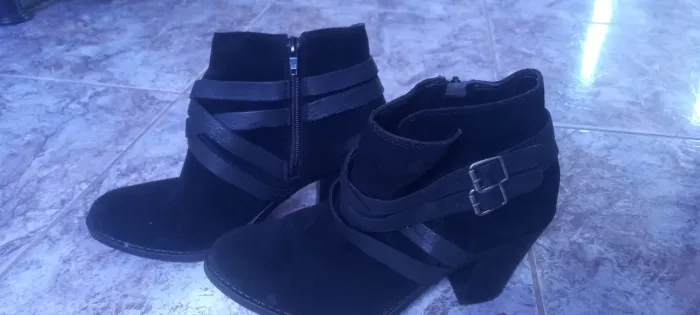 Botas Pretas Elegantes com Salto Grosso - Nunca Usadas!