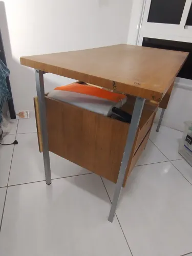 Escrivaninha de escritório. vom 2 gavetas. com 60 anos  de idade, com pés em alumínio .