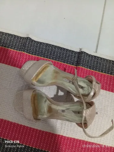 Sapato feminino dourado n 36, estiloso da marca sapatinho de luxo,semi novo.