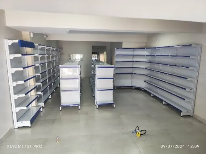 Gôndolas e balcões para Fármacia Completo