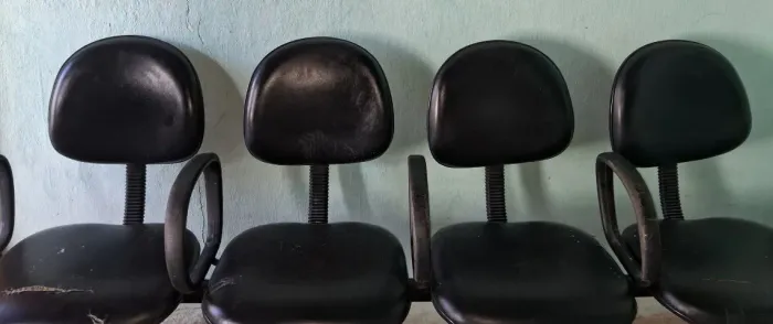 Duas cadeiras longarina 4 lugares cada