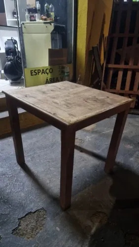 Mesa de madeira com marcas de uso medindo 0,80 x 0,74 x 0,76 altura ((ENTREGO GRATIS))