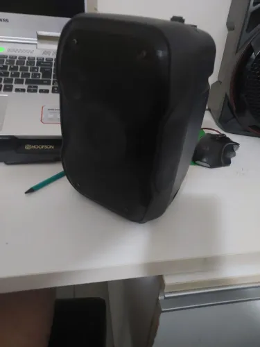 Caixa de som portátil amplificada com conexão Bluetooth.
