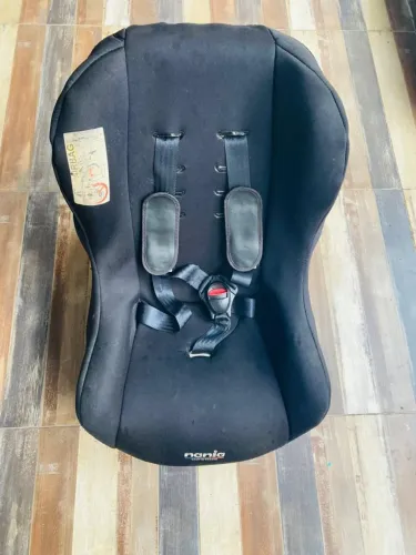 Linda cadeira infantil para carro.