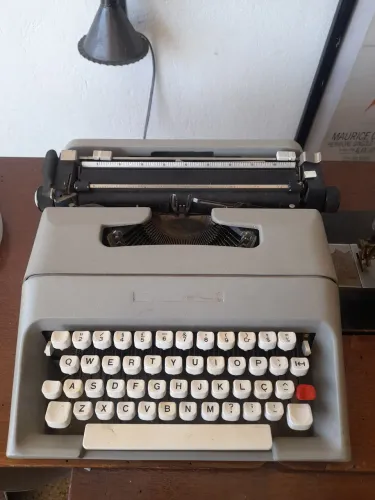 Máquina de escrever Olivetti