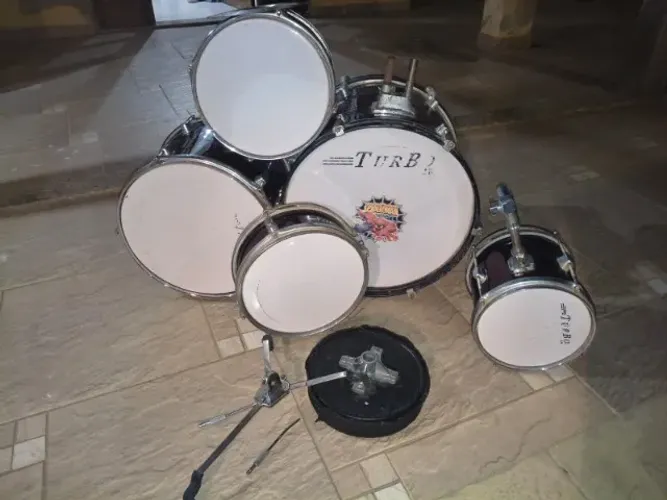Bateria Infantil completa em tambores