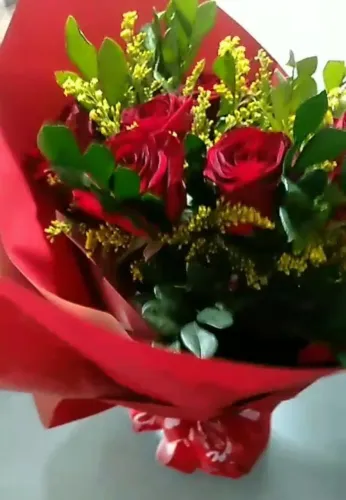 Buquê 6 rosas+ cartão+ entrega gratis fortaleza