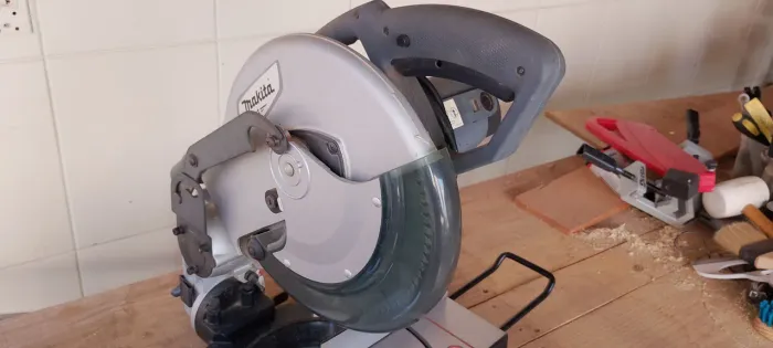 Serra meia esquadria Makita M2300/255mm 220V