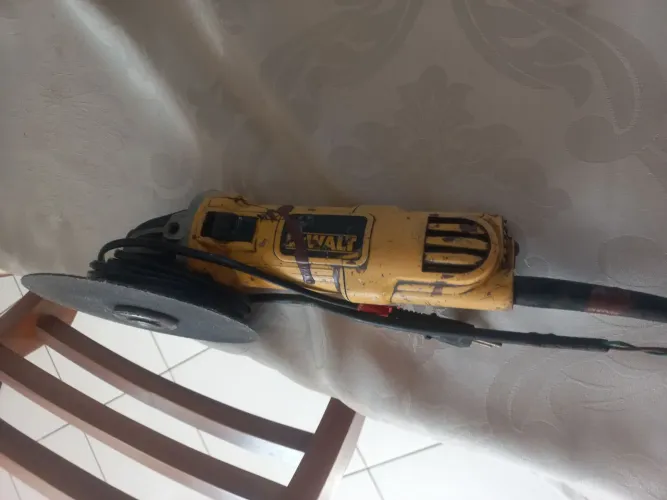 Esmerilhadeira dewalt funcionando direitinho prá vender rápido 300 reais