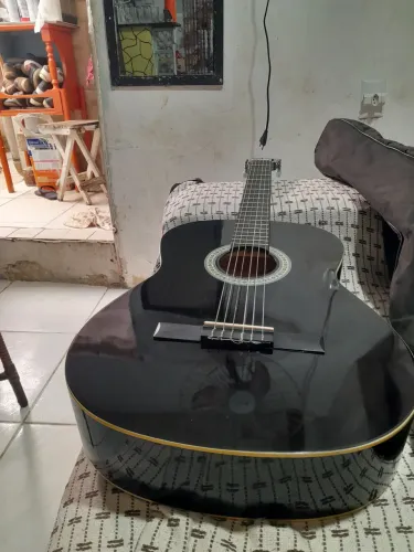 Violão semi novo valor 400.00 da marca Giannini