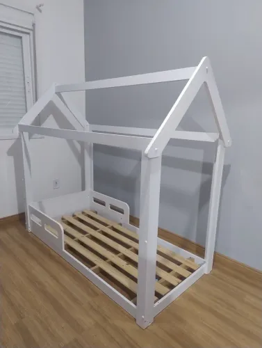 Cama infantil, mesa com cadeira e porta carrinhos