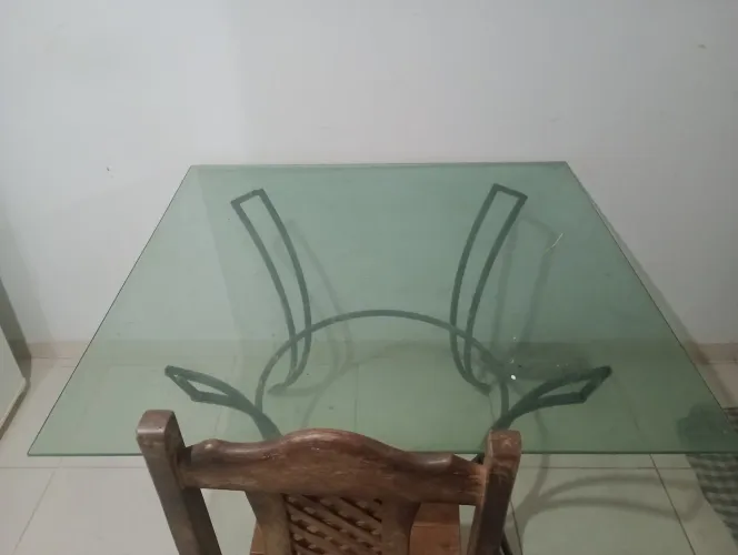 Vendendo essa mesa de vidro por 600, no máximo eu vendo até 400.