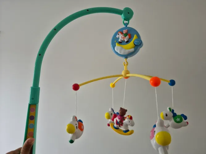 Mobile para bebê giratório e musical