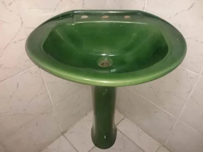 Pia com coluna e vaso sanitário retrô (verde)