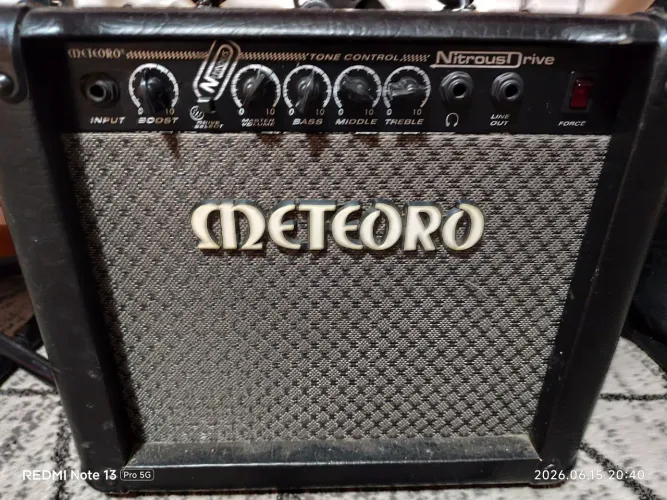 Amplificador cubo de Guitarra Meteoro 30W