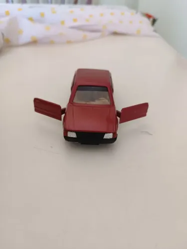 Miniatura de carro, modelo Escort GL, escala 1:43, fabricado na década 1980, marca ARPRA