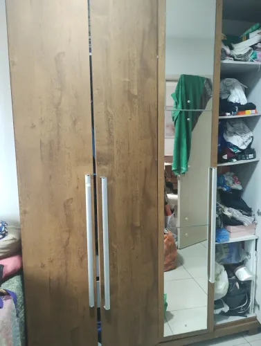 Roupeiro casal seus portas com espelho.