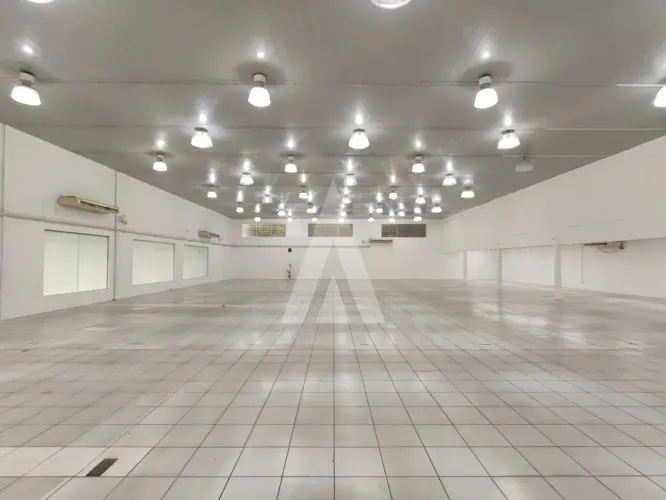 Imóvel comercial de esquina com Pé direito de 5,29m² e capacidade para aproximadamente 27 