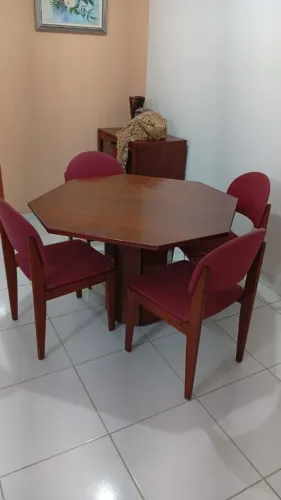 Mesa de Jantar de Madeira com 4 cadeiras