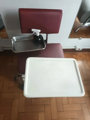 Vendo 2 cadeirinhas de manicure. 