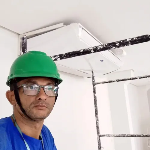 Trabalho com instalação de ar condicionado e manutenção conserto carga de gás 