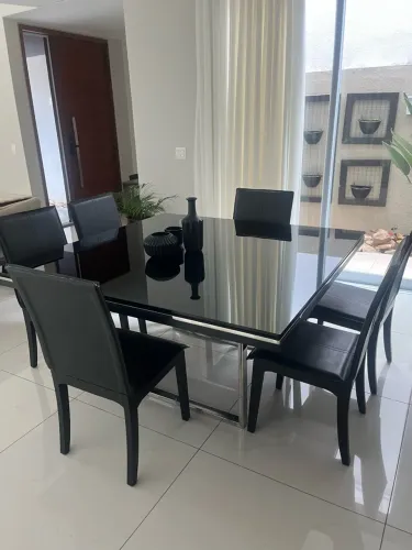 Mesa de jantar + 06 Cadeiras em couro