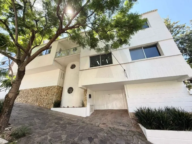 Casa comercial de esquina com 460 m², 5 banheiros e 3 vagas, próxima à Marquês do Pombal
