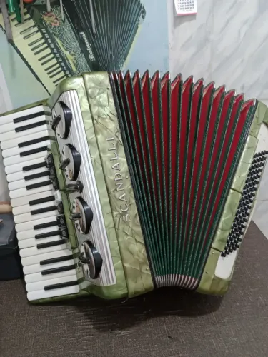 Sanfona scandalli 80 baixos 