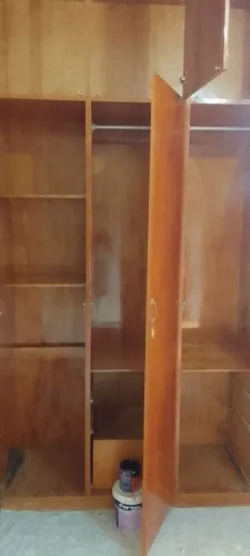 Revitalização de dois armários com verniz ou cera de carnaúba. 