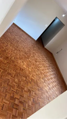 Restauração de pisos em madeira , venha fazer seu orçamento APLICADORA JM .